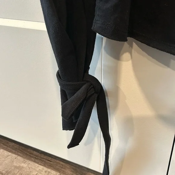 Berska Cotton Pullover with Wrist Ties - Picture 7 of 10